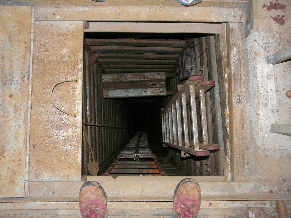 confined spaces, crawl hole, tight space